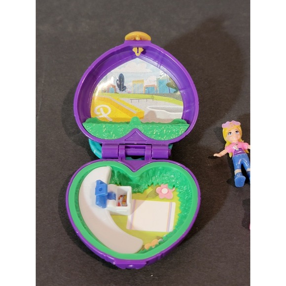 2017 Polly Pocket Tiny Places Compact Playset Picnic Scooter Skateboard Polly - Picture 2 of 8